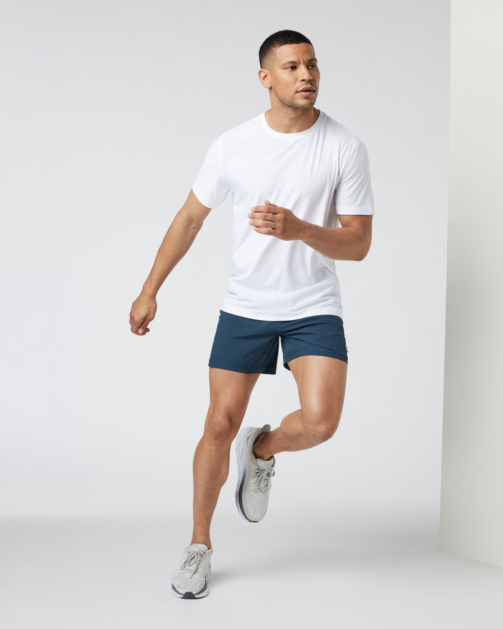 Vuori Kore Short Lined 5" - Indigo, full length