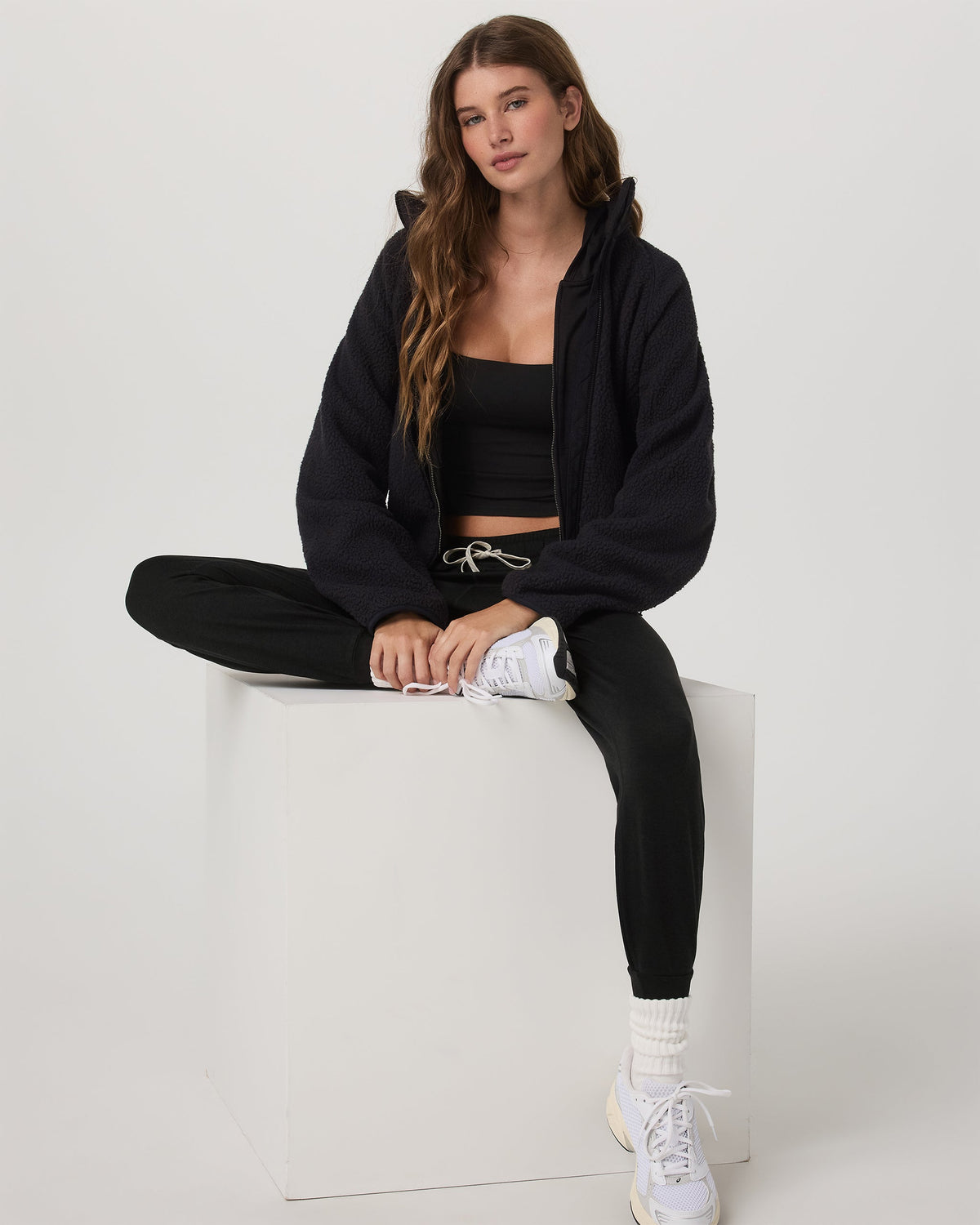 Vuori Performance Jogger Long in Black Heather - creative shot
